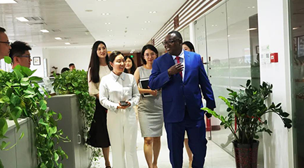 Adama Compaore, Ambassador of Burkina Faso to China, visited the Beijing headquarters of China United Airlines
